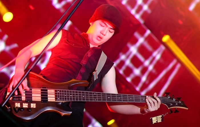 Guitar bass Vũ Công Thành (18+ band)